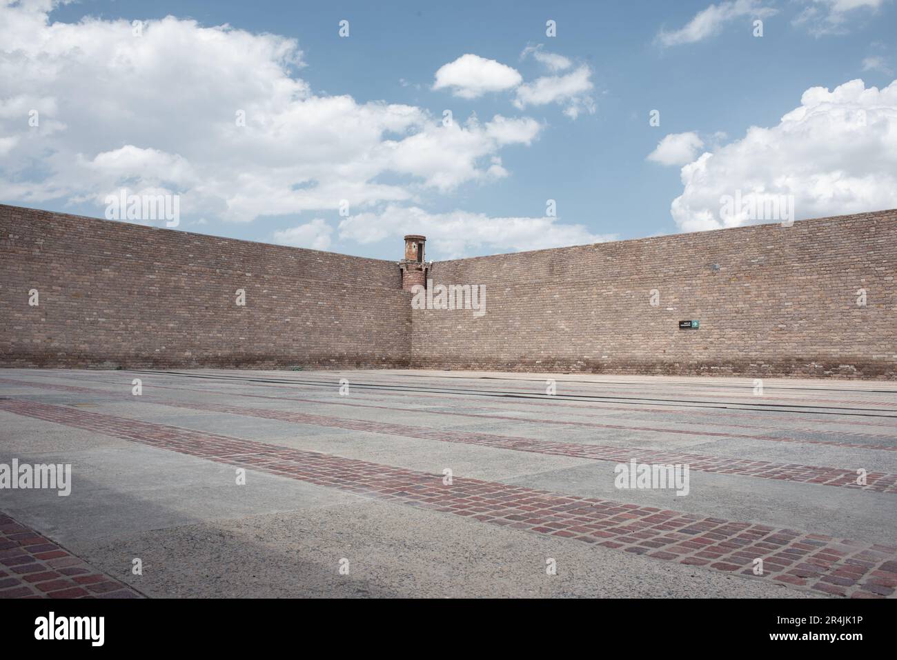 San luis potosi, san luis potosi, 23 04 08 anni, un grande cortile penitenziario avrebbe speso. Con pareti e torre in pietra con cielo blu e nuvole, parte della L Foto Stock