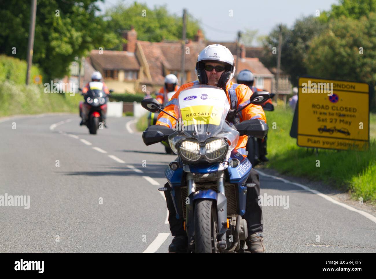 RideLondon Classique 2023 fase 2 passa attraverso il villaggio di Layer-de-la-Haye vicino a Colchester in Essex. Moto di sicurezza NEG su un percorso ciclistico Foto Stock