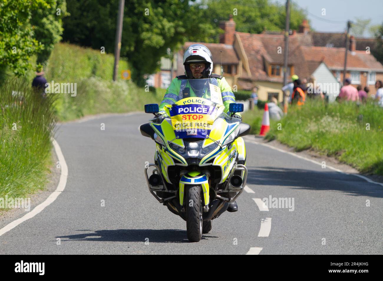 RideLondon Classique 2023 fase 2 passa attraverso il villaggio di Layer-de-la-Haye vicino a Colchester in Essex. Poliziotto in moto sul percorso Foto Stock