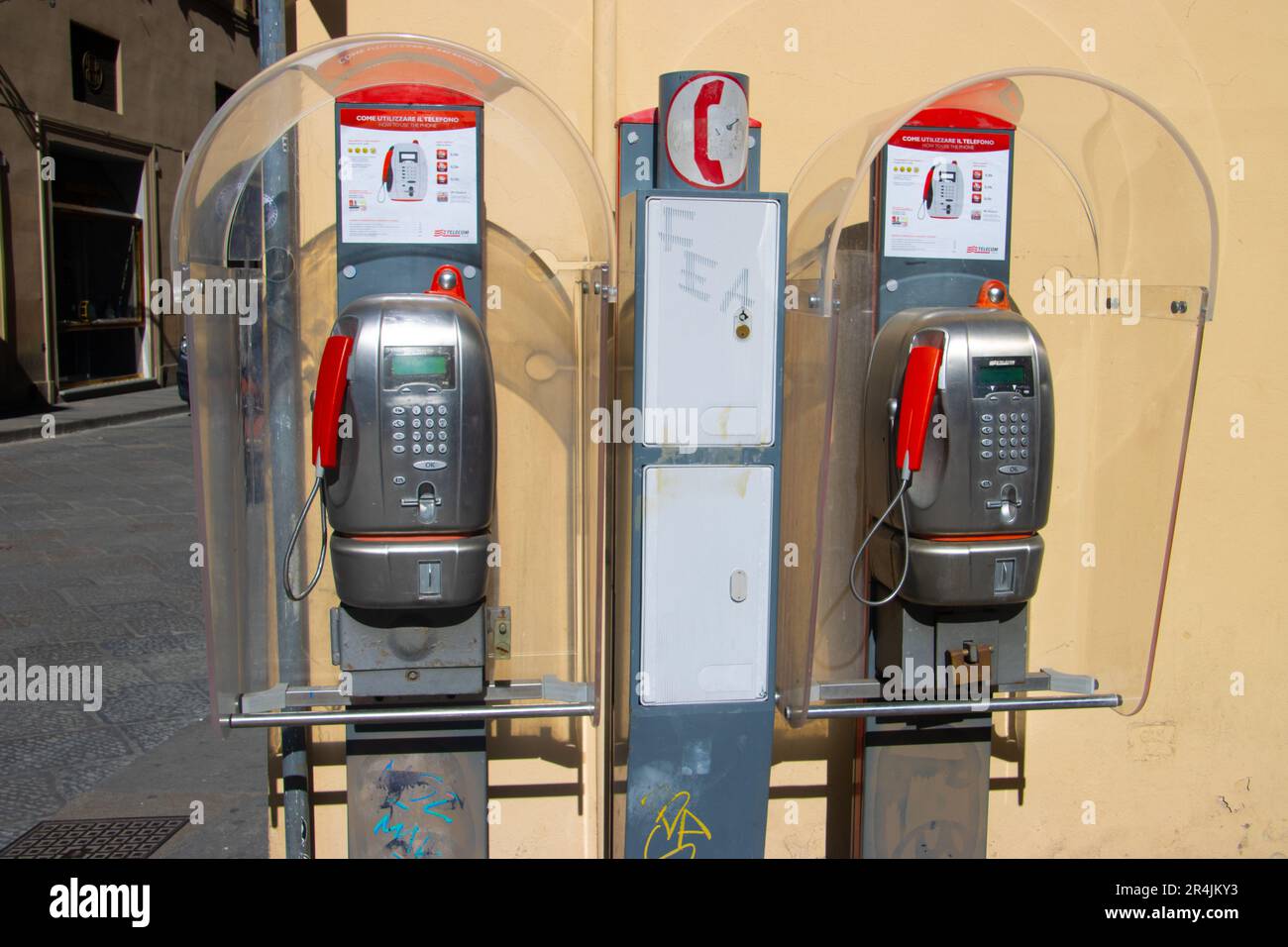 Vecchi telefoni a pagamento nel centro di Firenze, Italia Foto Stock