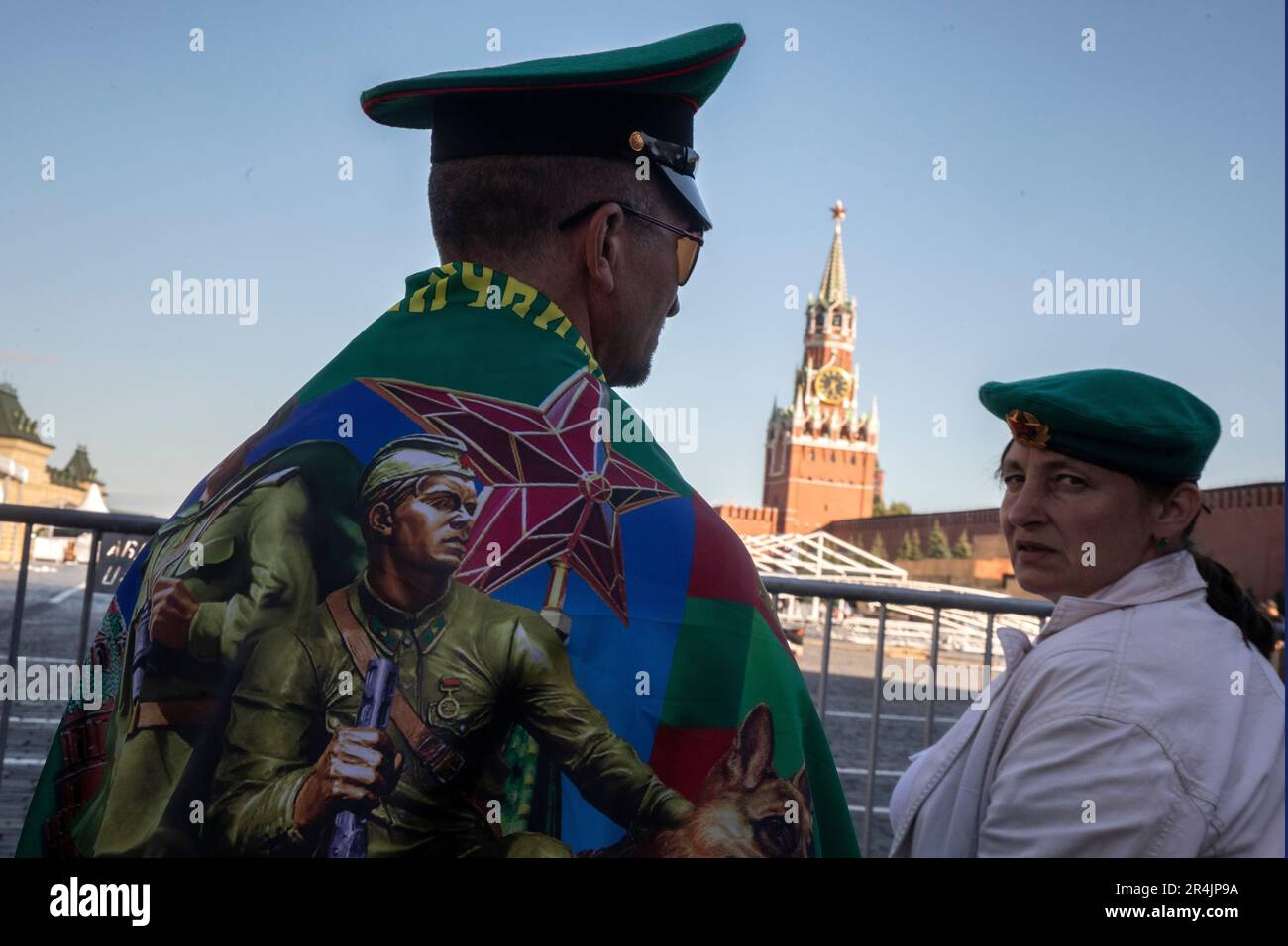 Mosca, Russia. 28th maggio 2023. L'uomo con la bandiera del Servizio della Guardia di frontiera russa è visto sulla Piazza Rossa nel centro di Mosca il giorno della celebrazione della Giornata delle Guardie di frontiera, Russia Foto Stock