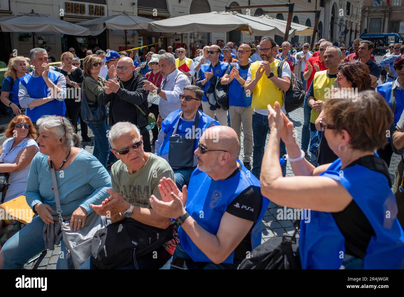 I manifestanti applaudono il poliziotto Nicola Barbato, ferito fatalmente a Napoli nel 2015 durante un'operazione al coperto contro la Camorra durante la manifestazione. Manifestazione in Piazza Santi Apostoli organizzata dall’Associazione pensionati polizia di Stato 94° corso Antiochia (Associazione statale pensionati 94th° corso Antiochia) per chiedere la normalizzazione dei coefficienti di trasformazione previsti dalla legge di bilancio 2021, applicata alle pensioni dall’INPS (istituzione nazionale di sicurezza sociale) E renderli uguali a quelli applicati ai membri dell'arma dei Carabinieri o del BRI del fuoco Foto Stock