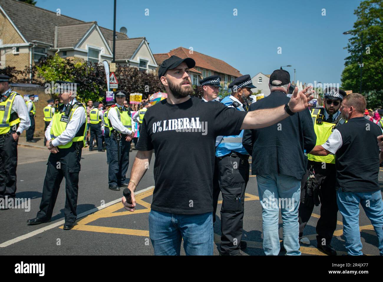 Londra, Regno Unito - Maggio 27th 2023: Manifestanti al Honor Oak Pub. Foto Stock