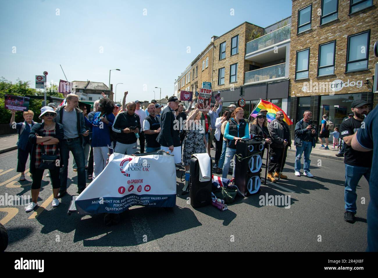 Londra, Regno Unito - Maggio 27th 2023: Manifestanti al Honor Oak Pub. Foto Stock