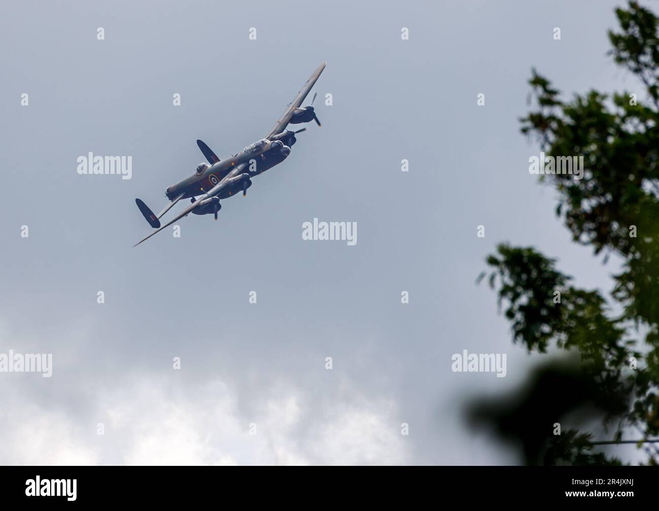 Stockport, Greater Manchester, UK - 28 maggio 2023: Il flypast dell'Avro Lancaster B.i, PA474which è un tesoro nazionale e uno dei due superstiti aeronaviti Foto Stock