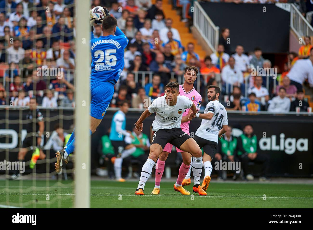Giorgi Mamardashvili di Valencia CF, Jose Gaya di Valencia CF, Gabriel Paulista di Valencia CF visto in azione durante la Liga Santander Regular Sea Foto Stock