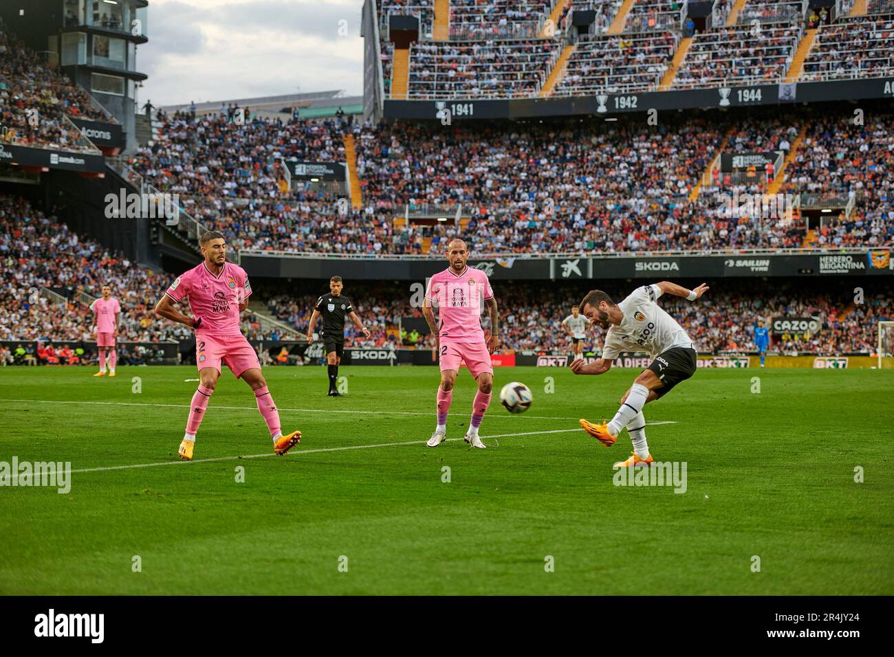 Jose Gaya Defender di Valencia CF, Aleix V.c Defender di RCD Espanyol de Barcelona visto in azione durante la Liga Santander regolare Stagione Round 37 Foto Stock