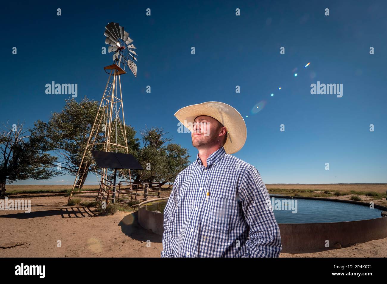 Clayton Gardner alleva bestiame su 777 Ranch nella contea di Torrance, NM.Gardner, che lavora il suo ranch di famiglia, ha acquistato il suo ranch due anni fa con la moglie. USDA: Preston Keres Foto Stock