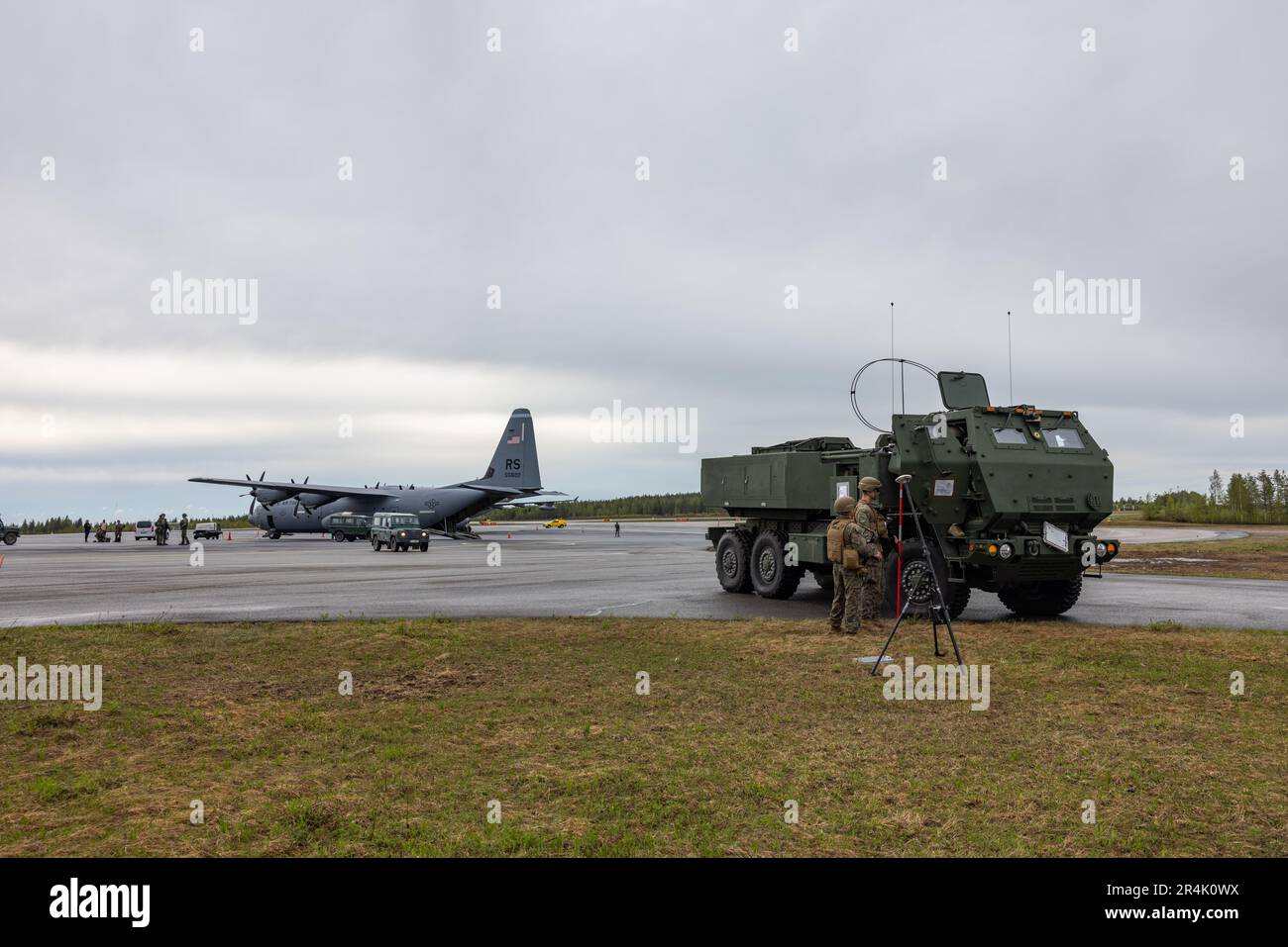 STATI UNITI Marines con Hotel Battery, 2nd battaglione, 10th Marines, 2D Divisione Marina, eseguono un HIMARS Rapid Insertion (HIRAIN), a Rovaniemi, Finlandia, il 24 maggio 2023. Le operazioni HIRAIN forniscono un incendio letale e preciso ai bersagli di tutto il mondo. (STATI UNITI Corpo marino foto di Lance CPL. Eric Dmochowski) Foto Stock