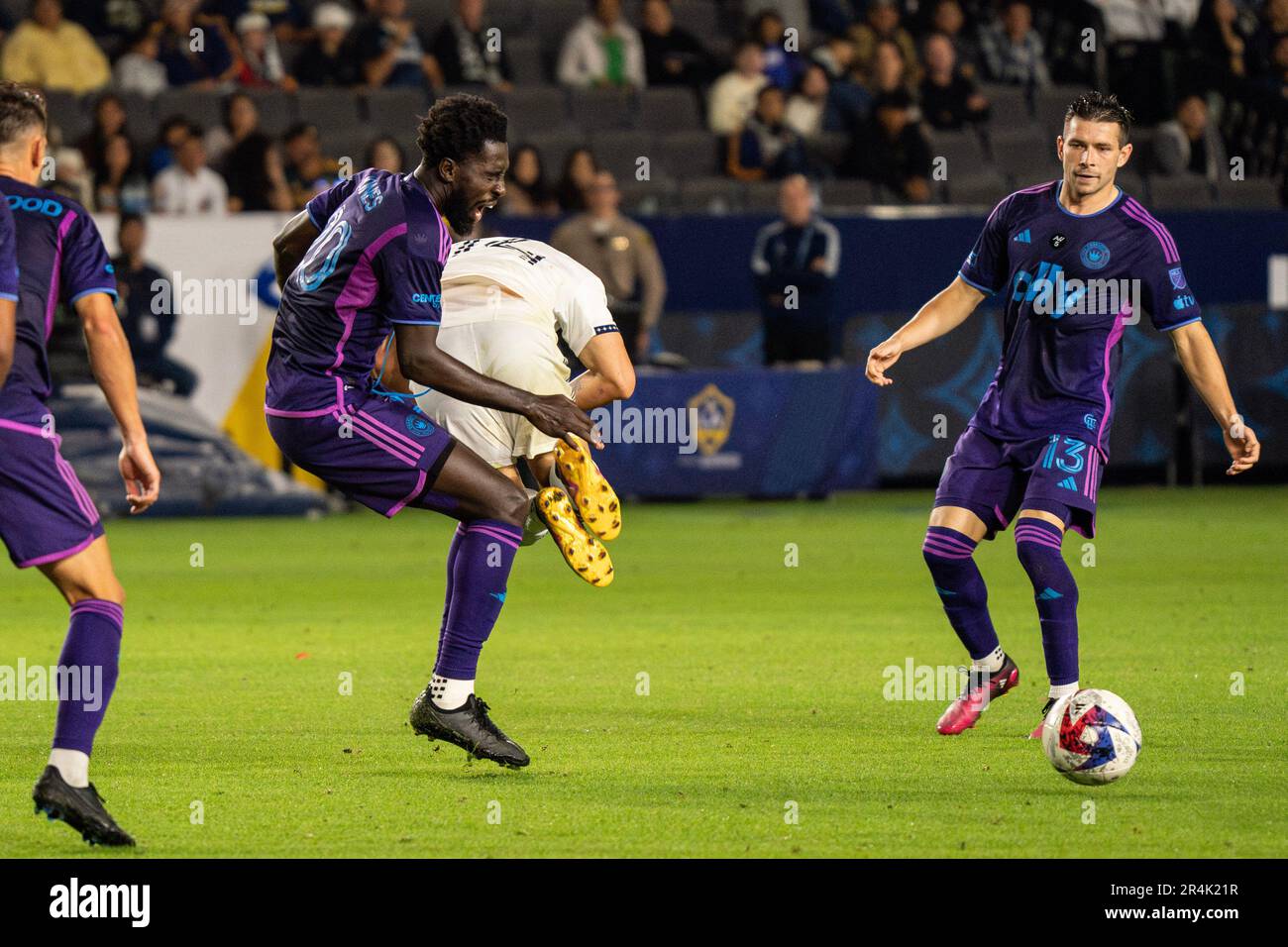 Il centrocampista del Charlotte FC Derrick Jones (20) reagisce dopo essere stato foulled dal forward di Los Angeles Galaxy Javier Hernández (14) durante una partita MLS, Saturda Foto Stock