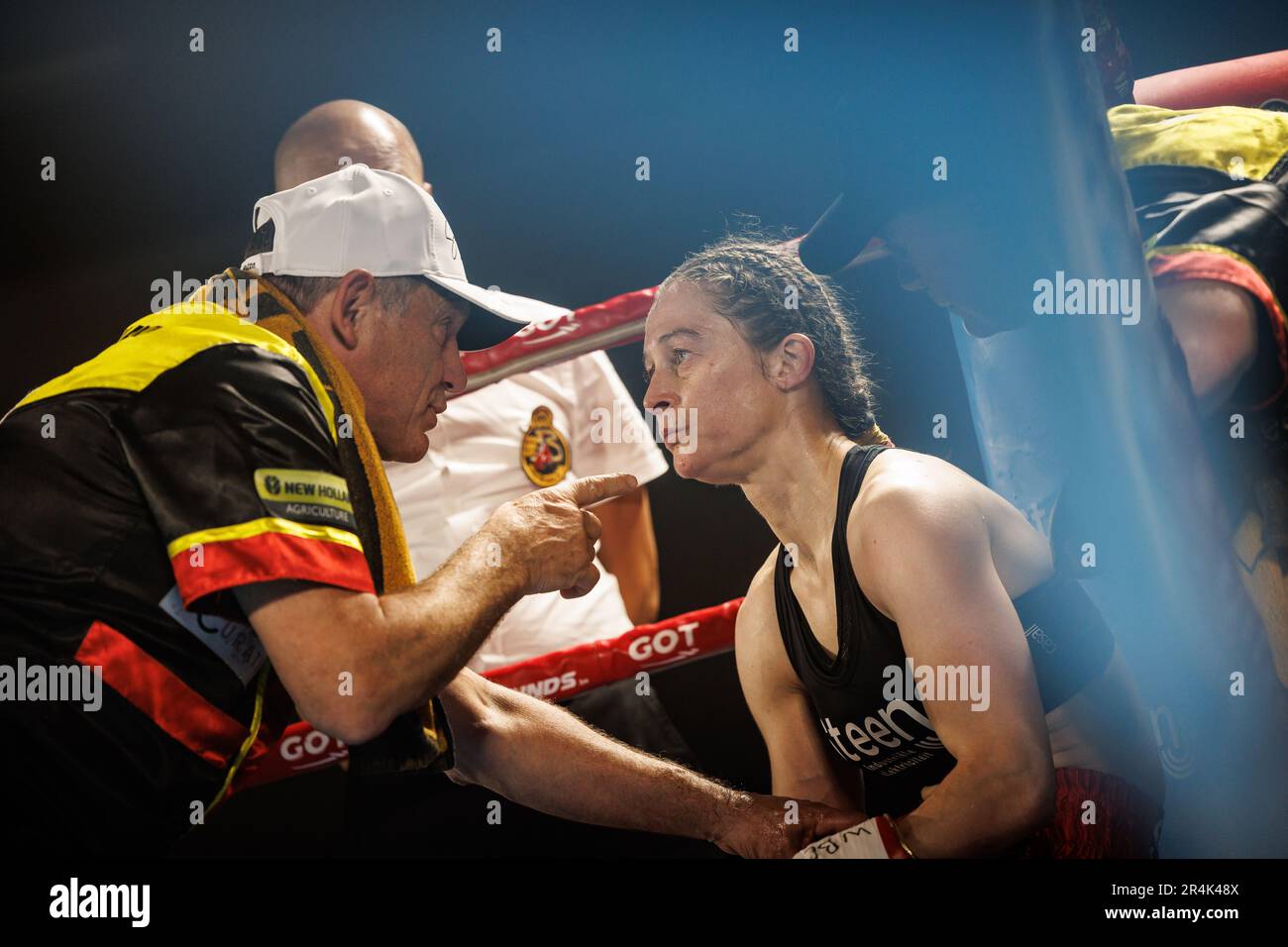 Torhout, Belgio. 28th maggio, 2023. L'allenatore Filiep Tampere e il belga Delfine Persoon hanno illustrato durante la lotta tra il belga Delfine Persoon e il coreano Bo mi Re Shin, per il titolo femminile WBC Silver Super Feather, domenica 28 maggio 2023, a Torhout. BELGA PHOTO KURT DESPLENTER Credit: Belga News Agency/Alamy Live News Foto Stock