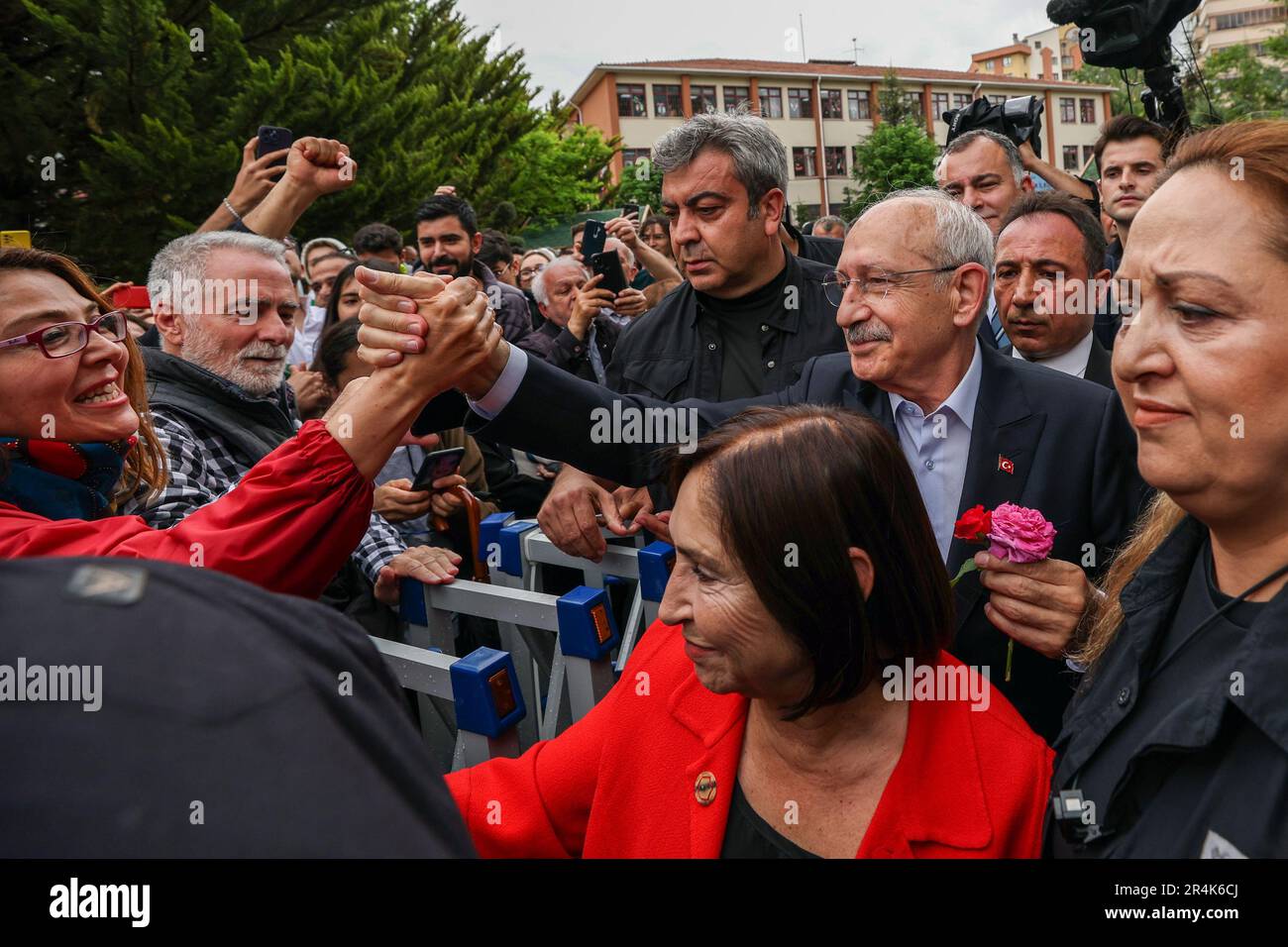 Ankara, Turchia. 28th maggio, 2023. Il candidato presidenziale del Partito popolare Repubblicano Kemal Kilicdaroglu, viene accolto dai sostenitori dopo aver ottenuto il voto in un seggio durante il secondo turno delle elezioni presidenziali del 28 maggio 2023 ad Ankara, in Turchia. Foto di Partito popolare Repubblicano/Alp Eren Kaya/ Credit: UPI/Alamy Live News Foto Stock