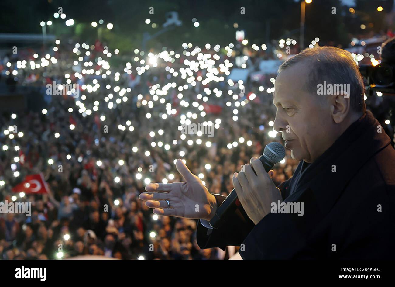 Istanbul, Turchia. 28th maggio, 2023. Il presidente turco Recep Tayyip Erdogan si rivolge ai suoi sostenitori raccolti fuori dalla sua residenza nel quartiere di Kisikli mentre conduce le elezioni presidenziali a Istanbul, in Turchia, il 28 maggio 2023. Il presidente in carica della Turchia Recep Tayyip Erdogan ha dichiarato vincitore dal Consiglio superiore delle elezioni nelle elezioni di runoff del suo paese, estendere il suo dominio in un terzo decennio. Foto del Presidente Turco Ufficio Stampa/ Credit: UPI/Alamy Live News Foto Stock