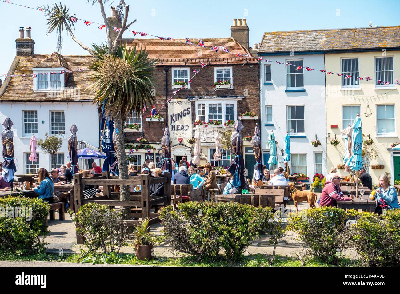 Kings Head, Pub, Deal, Seafront, bevitori, Diners, Outdoor, Dining, Deal, Kent, Inghilterra Foto Stock