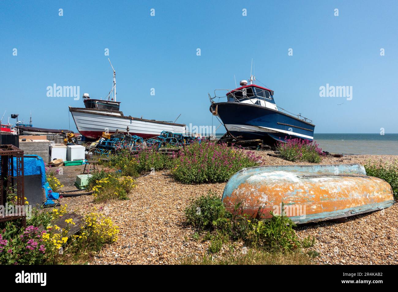 Deal, flotta di pesca, Deal Beach, Shingle, sole, cielo blu, Deal, Kent, Inghilterra Foto Stock