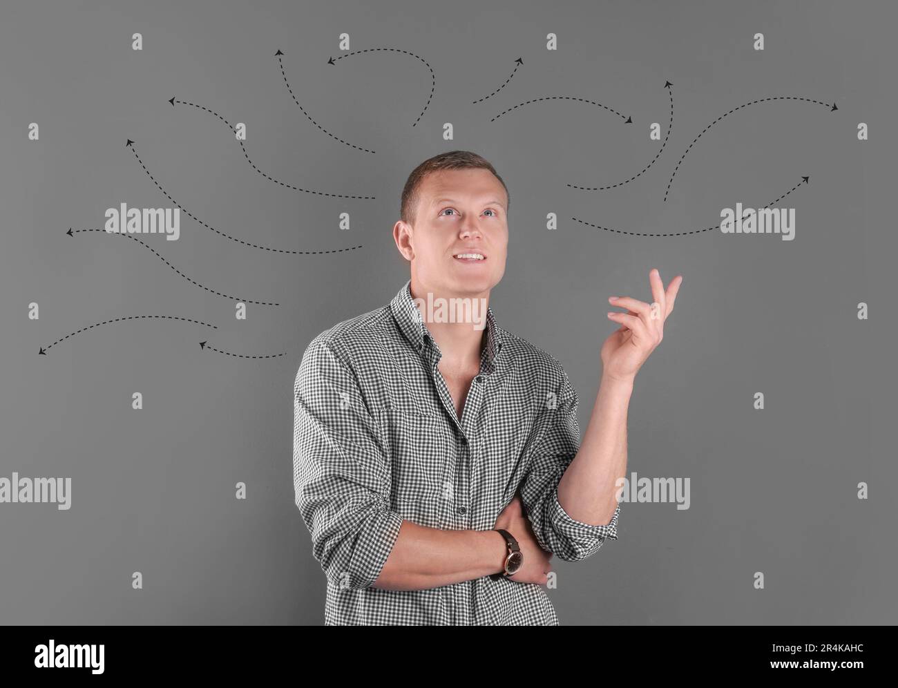 Scelta nella professione o in altri settori della vita, concetto. Prendendo la decisione, giovane uomo premuroso circondato da frecce disegnate su sfondo a colori Foto Stock
