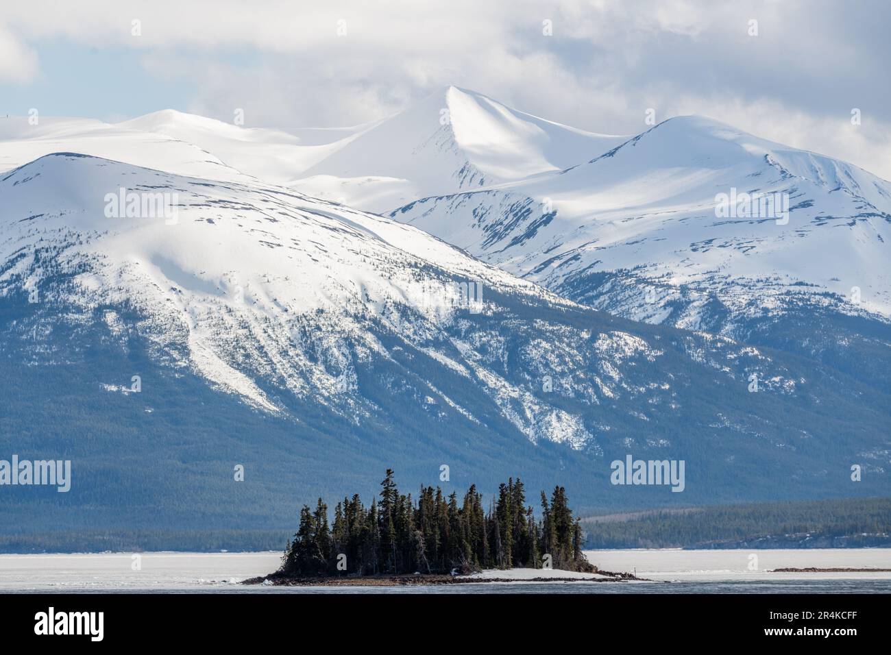 Vista sulle montagne in primavera con montagne innevate nel territorio dello Yukon, lungo l'autostrada dell'Alaska, vicino alla British Columbia. Orizzontale, sfondo. Foto Stock
