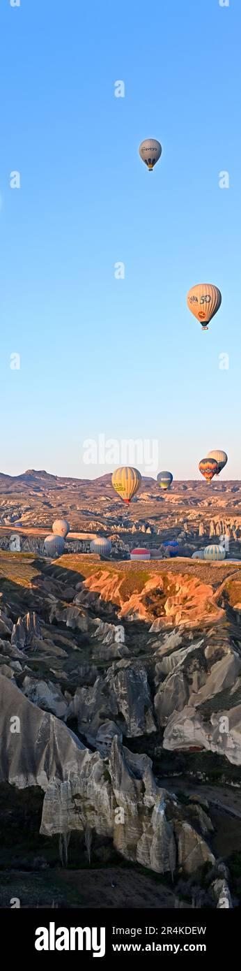 Mongolfiere durante un volo di prima mattina, vicino al Museo all'aperto Zelve, Cappadocia, Turchia Foto Stock