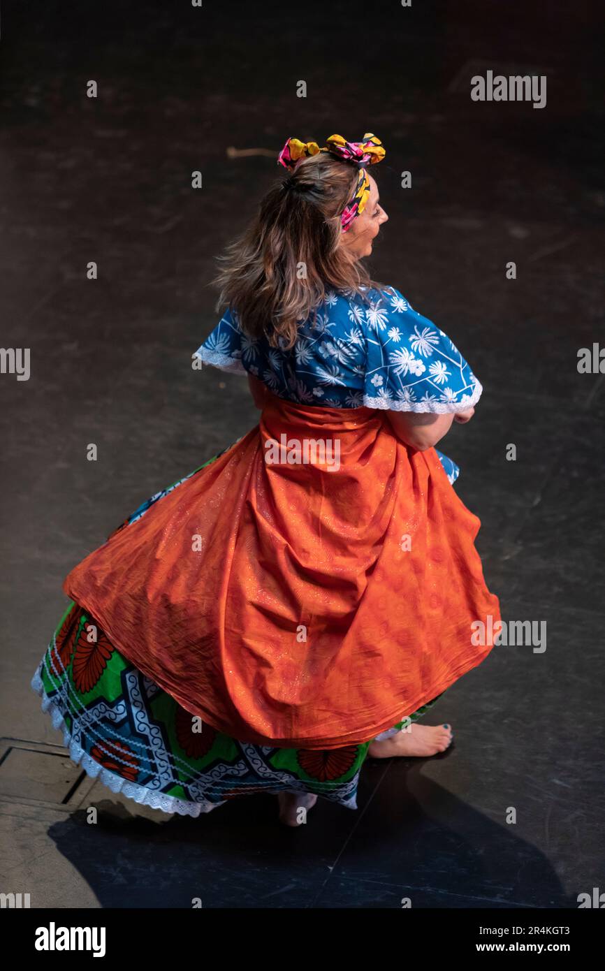 Seattle, Washington, Stati Uniti. 28th maggio, 2023. Una ballerina con Bahia in Motion in tradizionale abito brasiliano si esibisce al Northwest Folklife Festival. La celebrazione, alimentata dalla comunità, della musica, delle arti e del patrimonio del Pacifico nord-occidentale si svolge ogni anno nel corso del Memorial Day. Credit: Paul Christian Gordon/Alamy Live News Foto Stock
