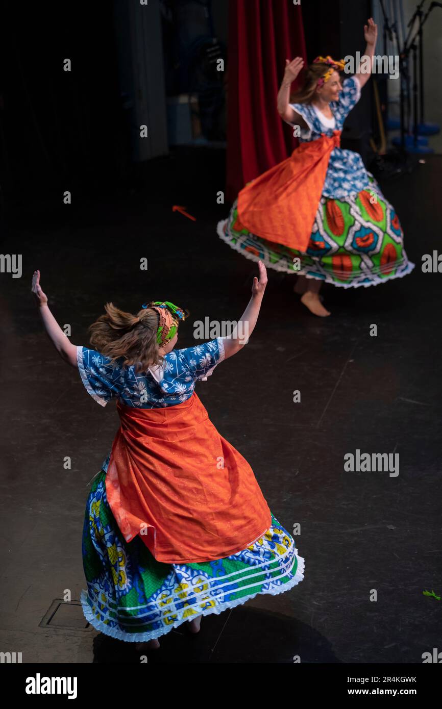 Seattle, Washington, Stati Uniti. 28th maggio, 2023. I ballerini con Bahia in Motion in tradizionale abito brasiliano si esibiscono al Festival della vita popolare del nord-ovest. La celebrazione, alimentata dalla comunità, della musica, delle arti e del patrimonio del Pacifico nord-occidentale si svolge ogni anno nel corso del Memorial Day. Credit: Paul Christian Gordon/Alamy Live News Foto Stock