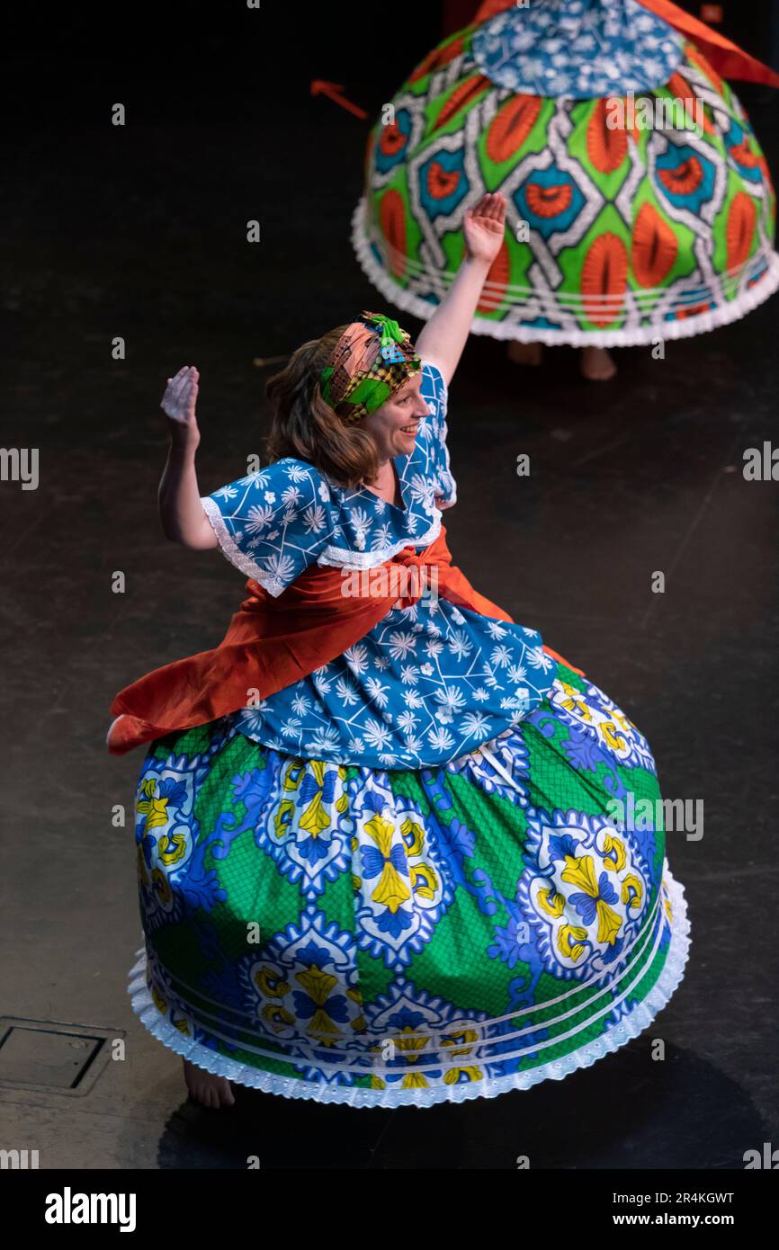 Seattle, Washington, Stati Uniti. 28th maggio, 2023. I ballerini con Bahia in Motion in tradizionale abito brasiliano si esibiscono al Festival della vita popolare del nord-ovest. La celebrazione, alimentata dalla comunità, della musica, delle arti e del patrimonio del Pacifico nord-occidentale si svolge ogni anno nel corso del Memorial Day. Credit: Paul Christian Gordon/Alamy Live News Foto Stock