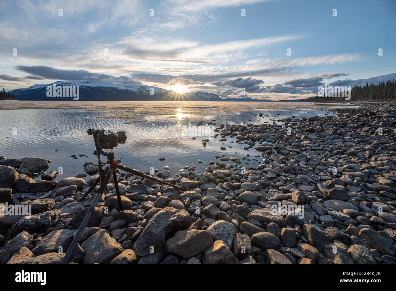 Tramonto su uno splendido lago calmo in Canada con fotocamera su cavalletto, scattare foto. Foto Stock