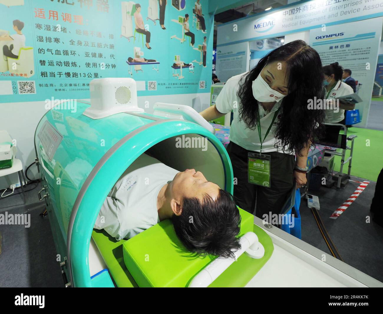 PECHINO, CINA - 28 MAGGIO 2023 - Un visitatore sperimenta una "macchina per il condizionamento della riabilitazione ad altissima frequenza a infrarossi lontani" al 30° China Inte Foto Stock