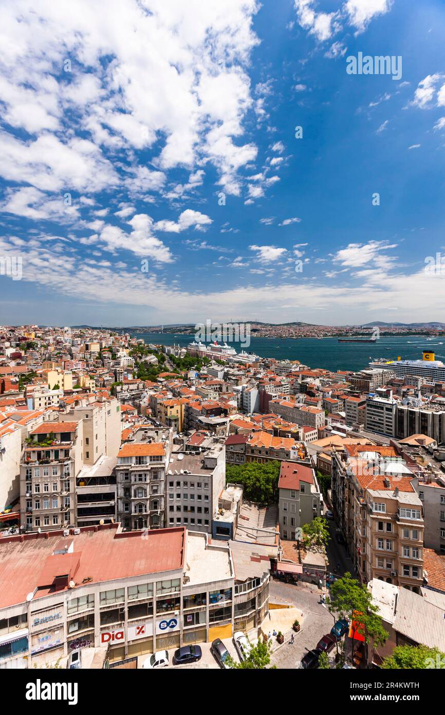 Stretto del Bosforo e paesaggio urbano, dalla torre di Galata (kulesi), lato europeo, Istanbul, Turchia Foto Stock