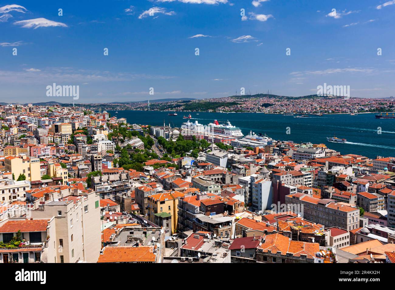 Stretto del Bosforo e paesaggio urbano, dalla torre di Galata (kulesi), lato europeo, Istanbul, Turchia Foto Stock