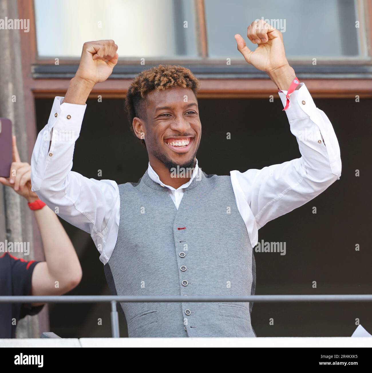 Monaco, Germania. 28th maggio, 2023. Kingsley Coman del Bayern Monaco di Baviera festeggia durante la celebrazione per aver vinto il titolo di prima divisione tedesca Bundesliga nel centro di Monaco, Germania, 28 maggio 2023. Credit: Philippe Ruiz/Xinhua/Alamy Live News Foto Stock
