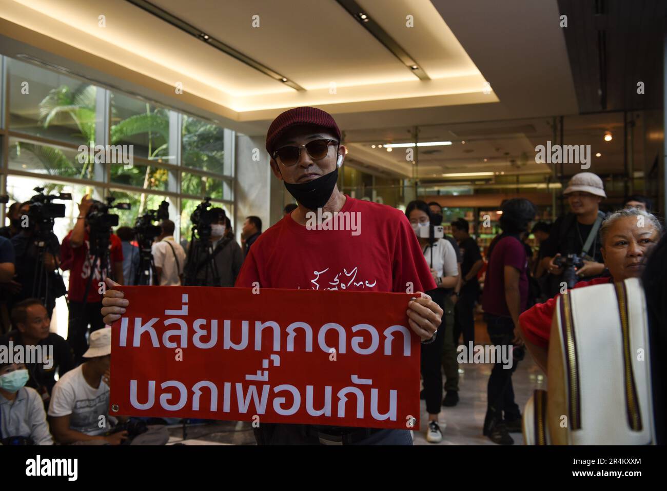 Bangkok, Thailandia. 28th maggio, 2023. Sostenitore del partito che indossa una camicia rossa, tenendo in mano un cartello che chiede al partito di ritirarsi dal governo guidato dal partito di avanzamento della parata per formare il governo, presso la sede centrale del partito thailandese Pheu, New Petchburi Road, Bangkok, il 28 maggio 2023. (Foto di Teera Noisakran/Pacific Press) Credit: Pacific Press Media Production Corp./Alamy Live News Foto Stock