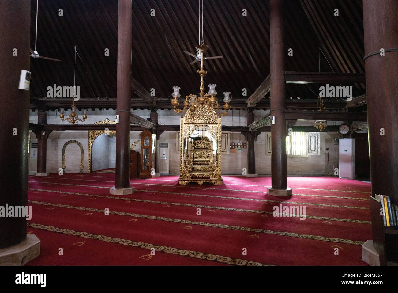 Yogyakarta, Indonesia - Marzo, 2023: Interno della Moschea di Gedhe Kauman a Jogja, una delle moschee che conserva pali e sculture in legno. Questa mosq Foto Stock