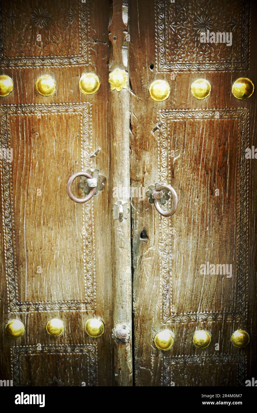 Frammento di vecchia porta in legno intagliata. Primo piano Foto Stock