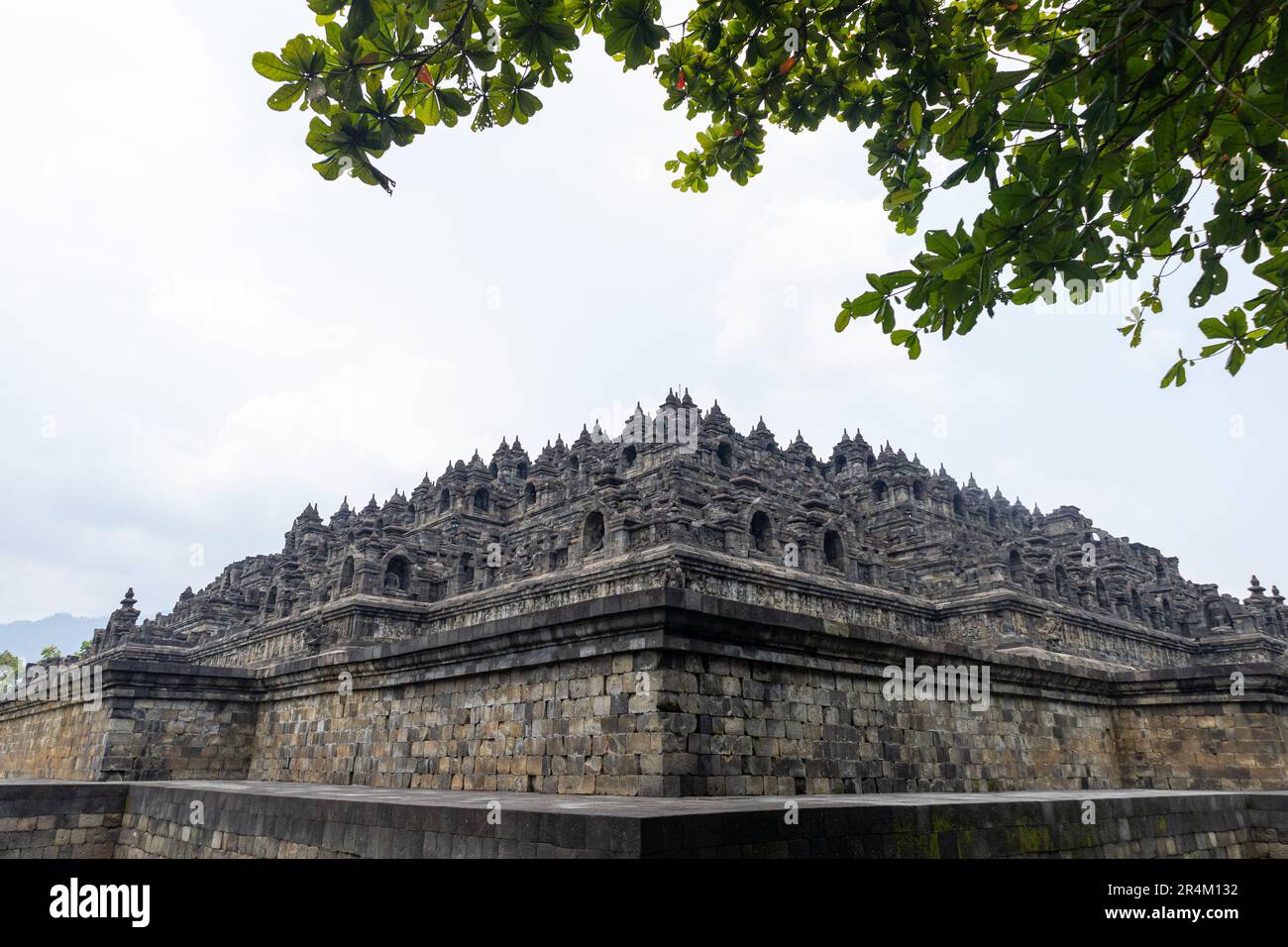 Magelang, Indonesia - Aprile, 2023: La vista del Tempio di Borobudur da vari lati sembra un giardino in miniatura con uno sfondo del cielo, senza cima Foto Stock