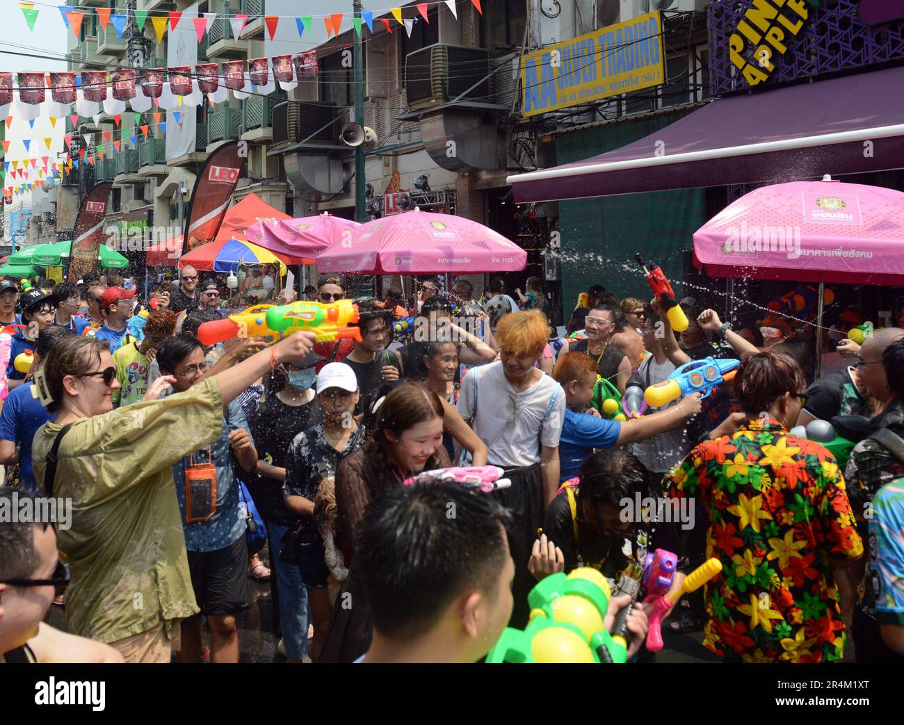 Spruzzi d'acqua durante le celebrazioni di Songkran (Capodanno tailandese) su Khaosan Road, Banglamphu, Bangkok, Thailandia. Foto Stock