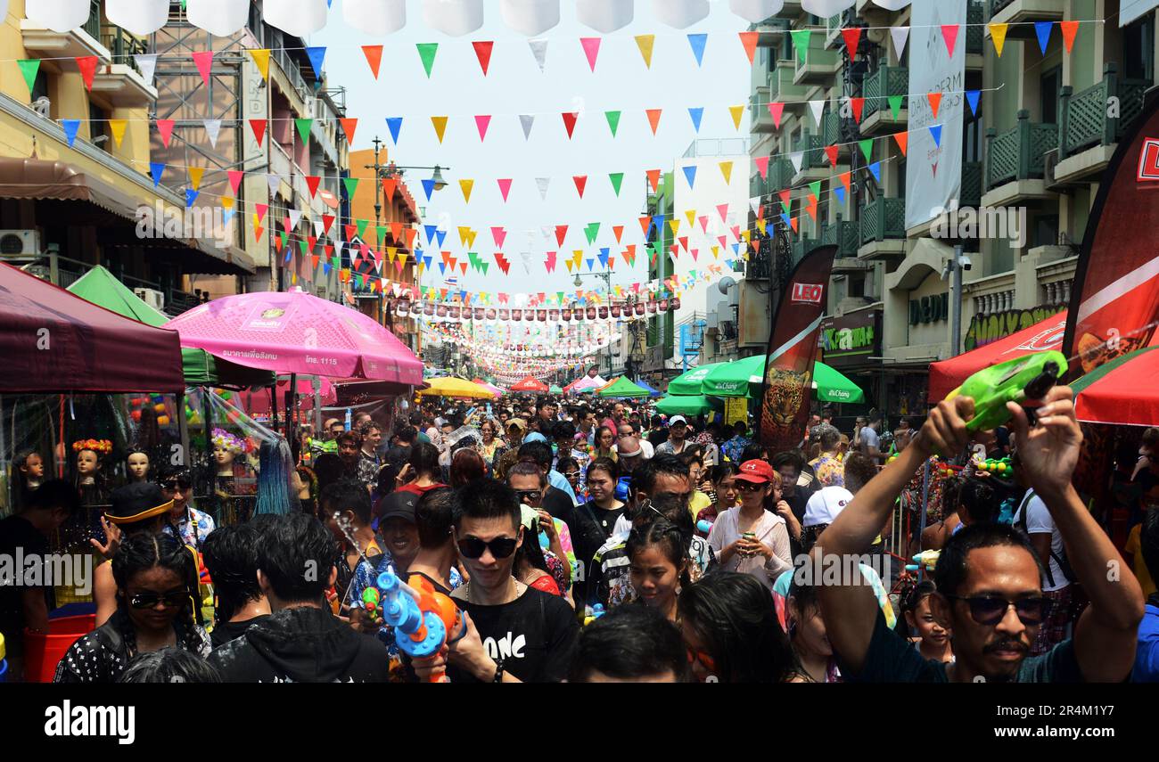 Spruzzi d'acqua durante le celebrazioni di Songkran (Capodanno tailandese) su Khaosan Road, Banglamphu, Bangkok, Thailandia. Foto Stock