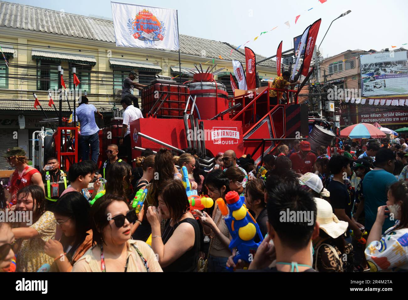 Festeggiamenti per il nuovo anno in Thailandia su Chakracongse Rd vicino Khaosan Road a Bangkok, Thailandia. Foto Stock