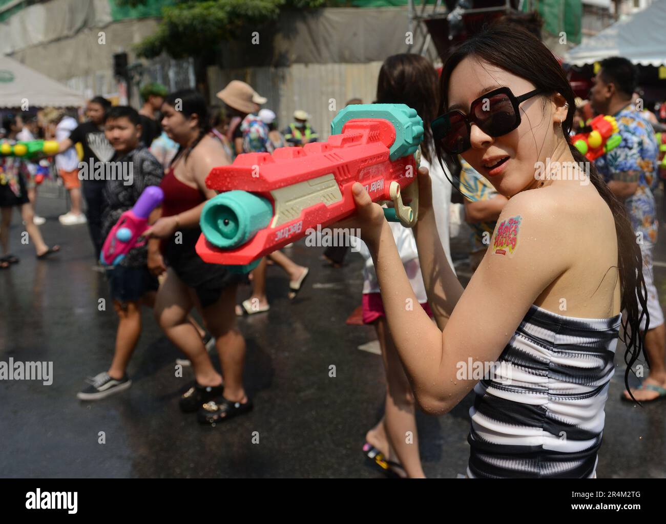 Spruzzi d'acqua durante le celebrazioni di Songkran (Capodanno tailandese) su Khaosan Road, Banglamphu, Bangkok, Thailandia. Foto Stock