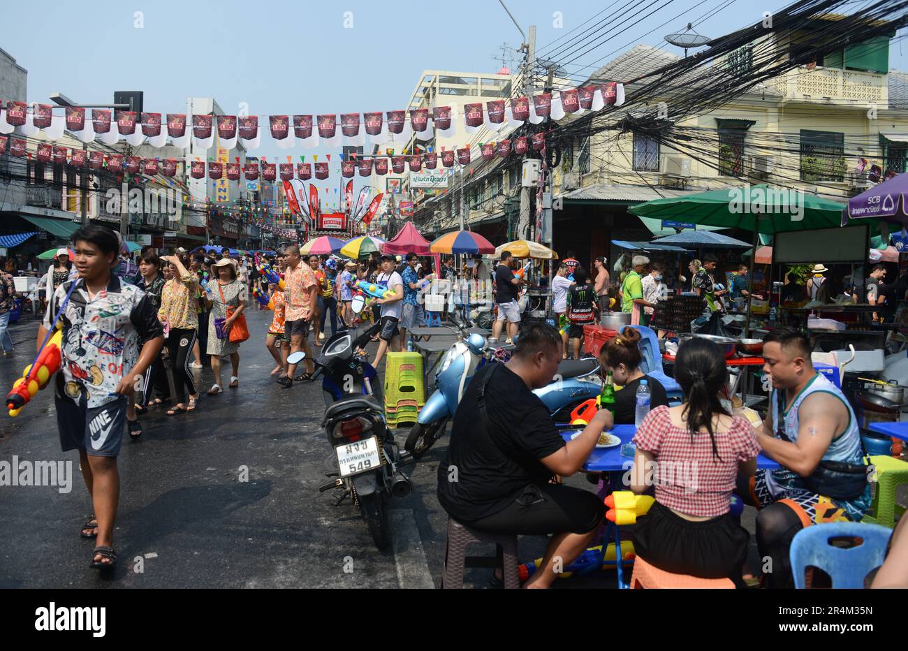 Celebrazioni Songkran su Chakrabongse Rd vicino Khaosan strada a Bangkok, Thailandia. Foto Stock