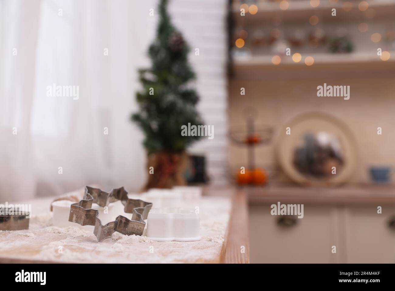 Taglierina per biscotti su tavolo in legno in cucina, spazio per testo Foto Stock