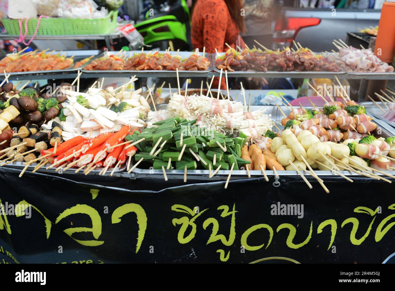 Salsicce alla griglia, spiedini di maiale e pollo preparati da un venditore nella zona di Khaosan Road durante il festival Songran. Bangkok, Thailandia. Foto Stock