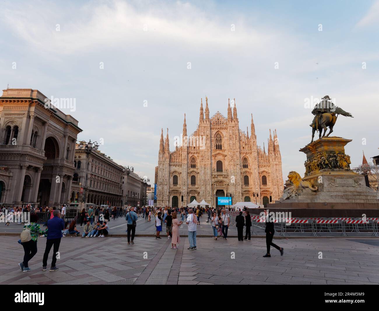 Galleria Vittorio Emanuele II a sinistra, Duomo centrale, statua equestre Vittorio Emanuele II a destra, Piazza del Duomo, Milano, Lombardia, Italia Foto Stock