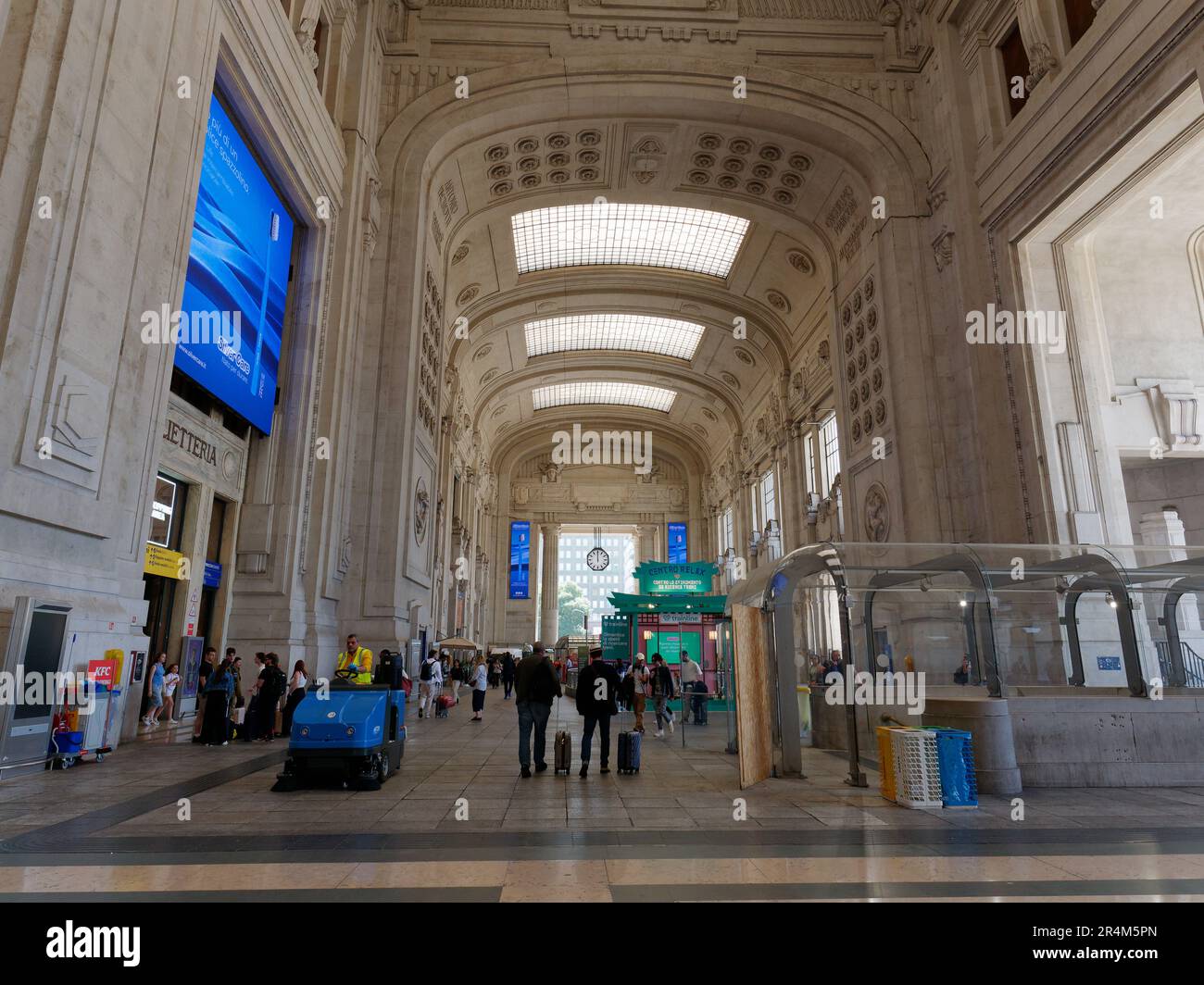 Interno della stazione ferroviaria di Milano centrale. I viaggiatori spostano le loro valigie all'interno della stazione Foto Stock