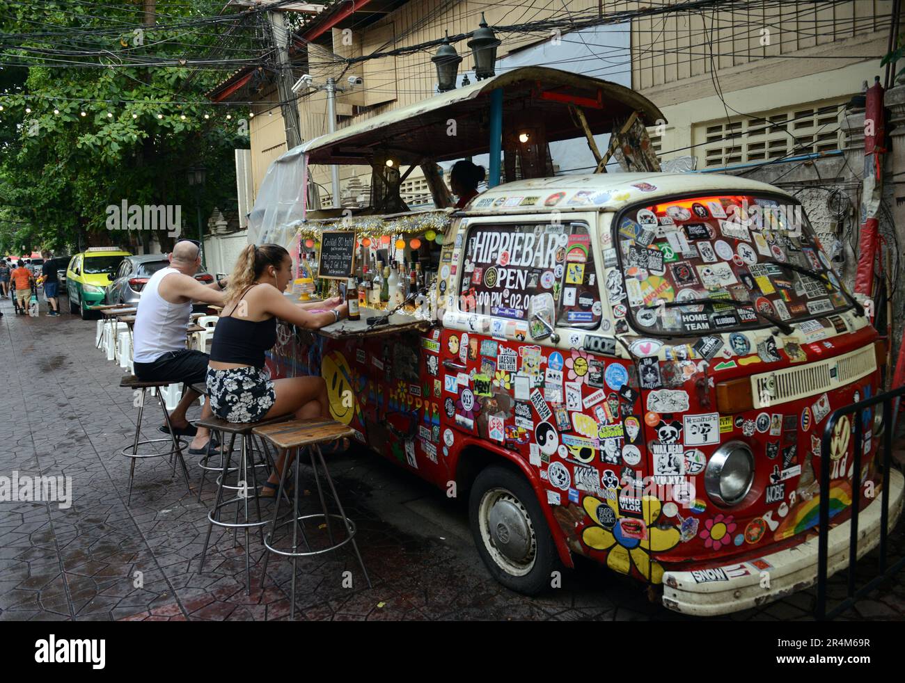 Un Volksbar su Kasap Road vicino Khaosan Road a Bangkok, Thailandia. Foto Stock