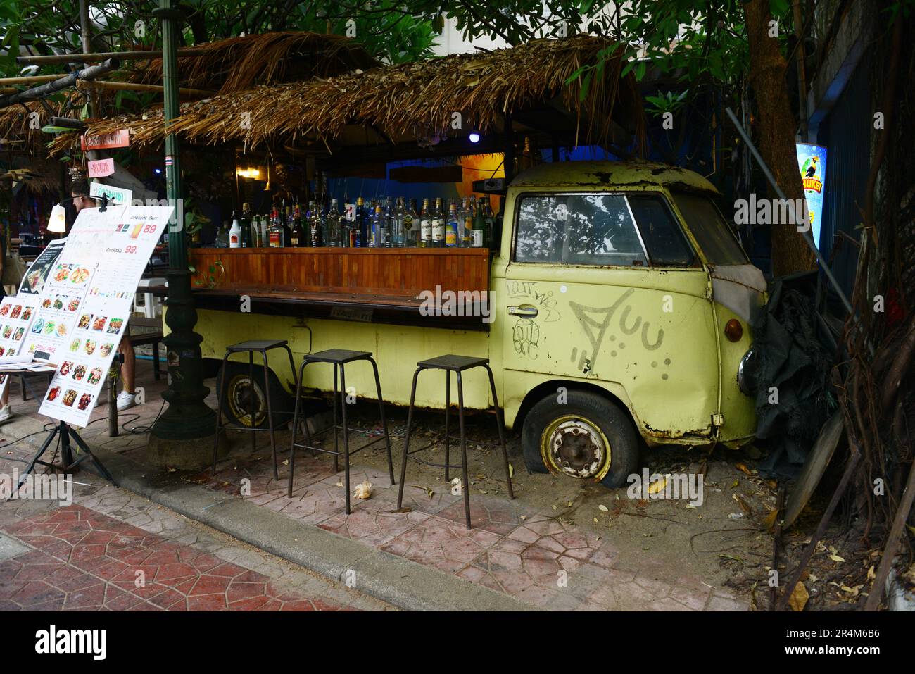 Un cocktail Volksbar vicino Khaosan Road a Bangkok, Thailandia. Foto Stock