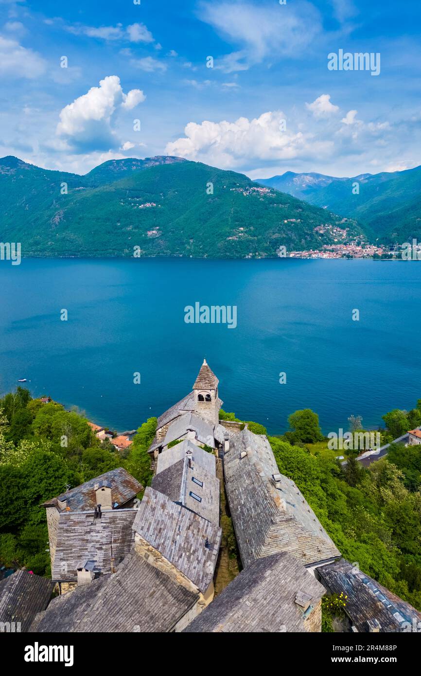 Veduta aerea del piccolo borgo di Carmine superiore sul Lago maggiore in primavera. Cannobio, Lago maggiore, Provincia di Verbania, Piemonte, Italia. Foto Stock