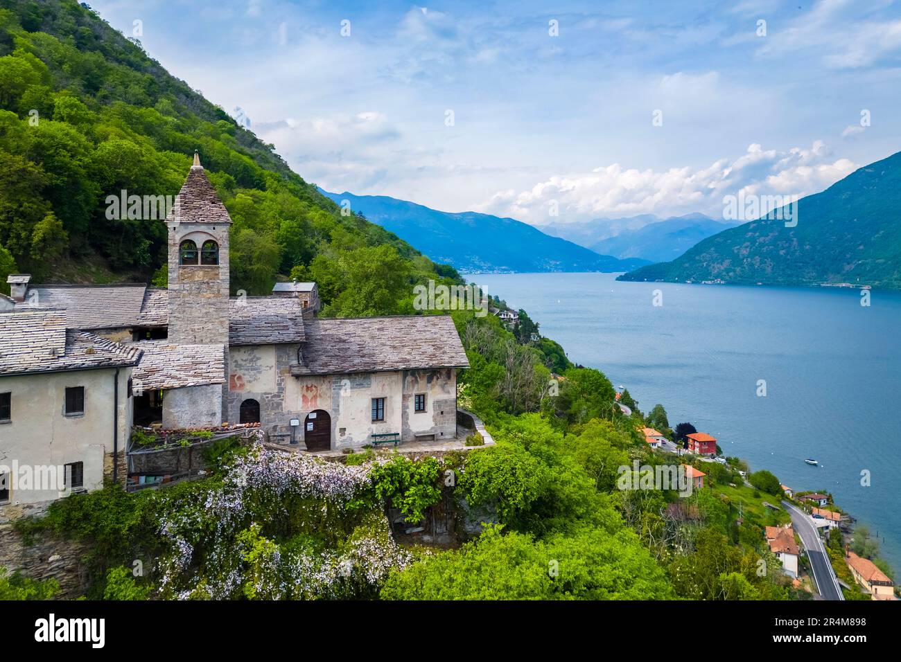 Veduta aerea del piccolo borgo di Carmine superiore sul Lago maggiore in primavera. Cannobio, Lago maggiore, Provincia di Verbania, Piemonte, Italia. Foto Stock