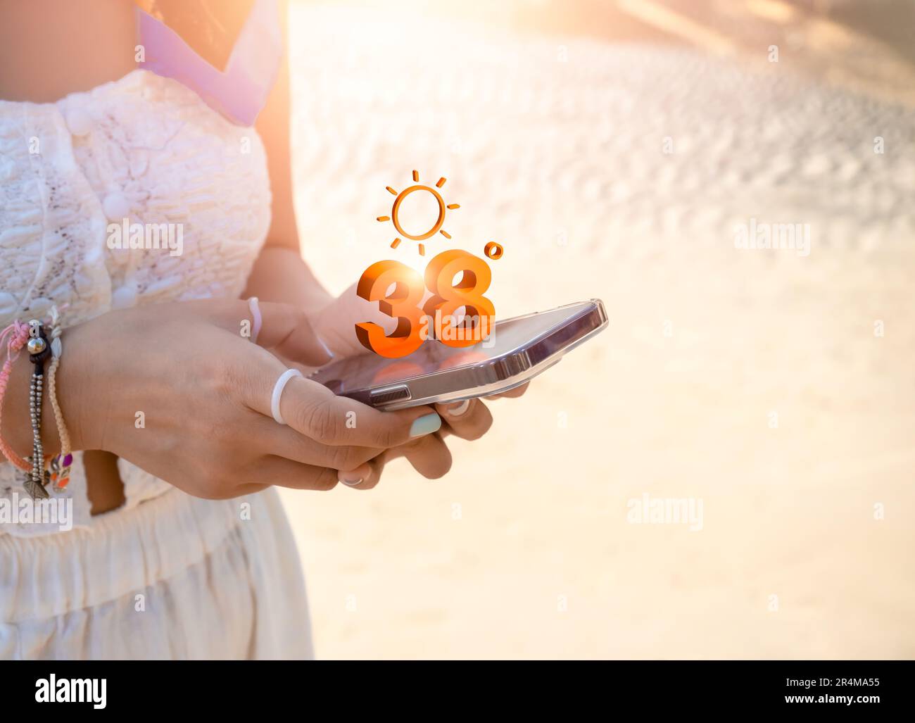 38 gradi celsius, previsioni meteo su smartphone. Tempo caldo, display virtuale ad alta temperatura sull'app con icone solari sullo schermo dello smartphone Foto Stock