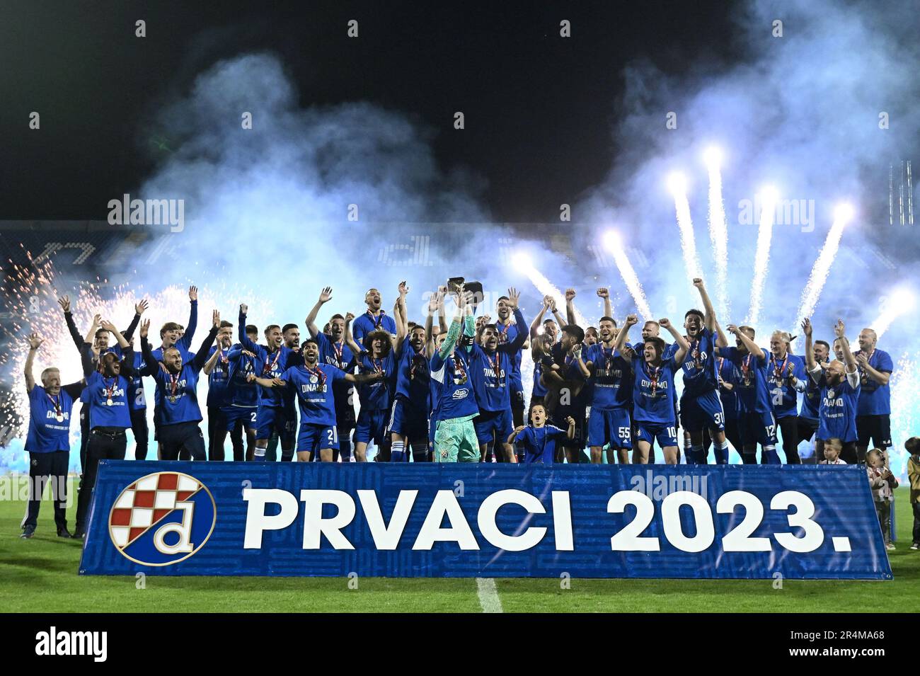 Zagabria, Croazia. 28th maggio, 2023. I giocatori di Dinamo Zagreb festeggiano con il trofeo dopo aver vinto il Crotian First League Supersport HNL al Maksimir Stadium di Zagabria, Croazia, il 28 maggio 2023. Foto: Marko Lukunic/PIXSELL Credit: Pixsell/Alamy Live News Foto Stock