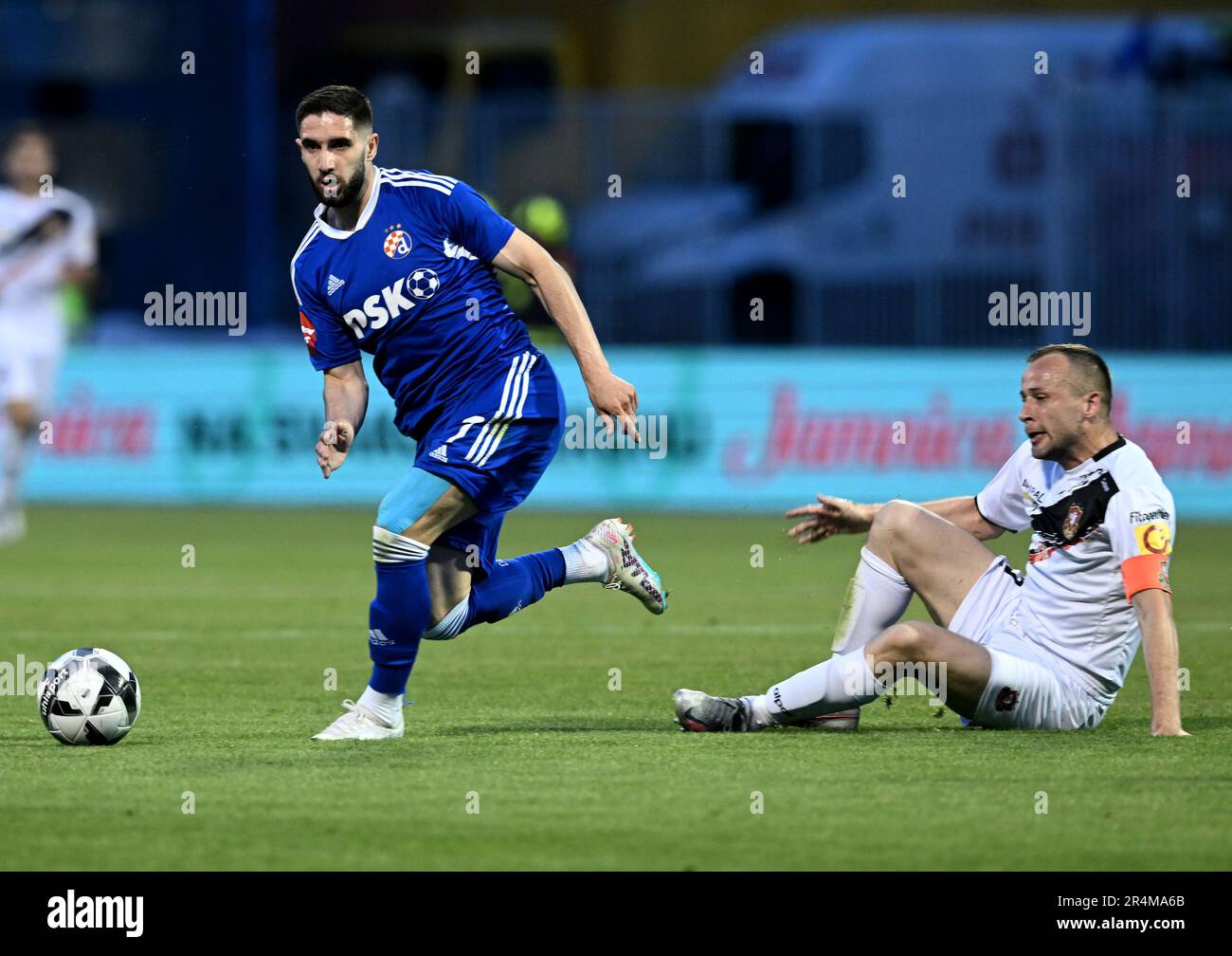 Zagabria, Croazia. 28th maggio, 2023. Luka Ivanusec di Dinamo Zagreb e Filip Mrzljak di Gorica durante il Supersport HNL round 36 partita tra GNK Dinamo Zagreb e HNK Gorica allo Stadio Maksimir, a Zagabria, Croazia, il 28 maggio 2023. Foto: Marko Lukunic/PIXSELL Credit: Pixsell/Alamy Live News Foto Stock